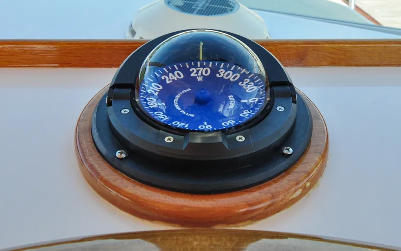 Slide: The Image of Hunt Surfhunter 29 - Judith Ann Compass on 2005 Hunt Yachts Surfhunter 29, mounted on wooden base. - 6302494