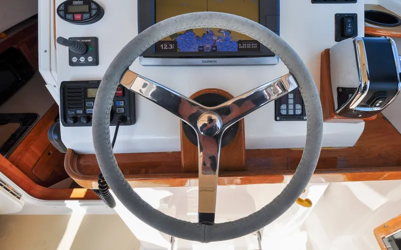 Slide: The Image of Hunt Surfhunter 29 - Judith Ann Steering wheel and controls of 2005 Hunt Yachts Surfhunter 29 boat cockpit. - 6302496