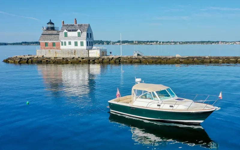 Slide: The Image of Hunt Surfhunter 29 - Judith Ann 2005 Hunt Yachts Surfhunter 29 near a lighthouse. - 6302474