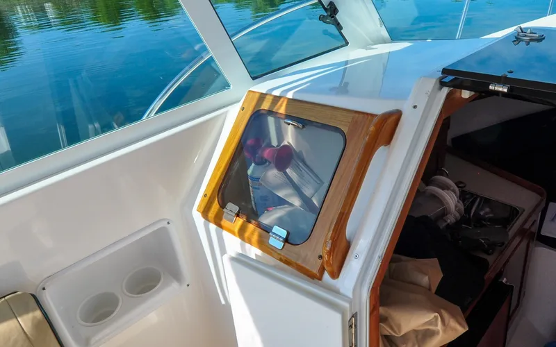Slide: The Image of Hunt Surfhunter 29 - Judith Ann 2005 Hunt Yachts Surfhunter 29 cabin interior with wooden hatch and window. - 6302512
