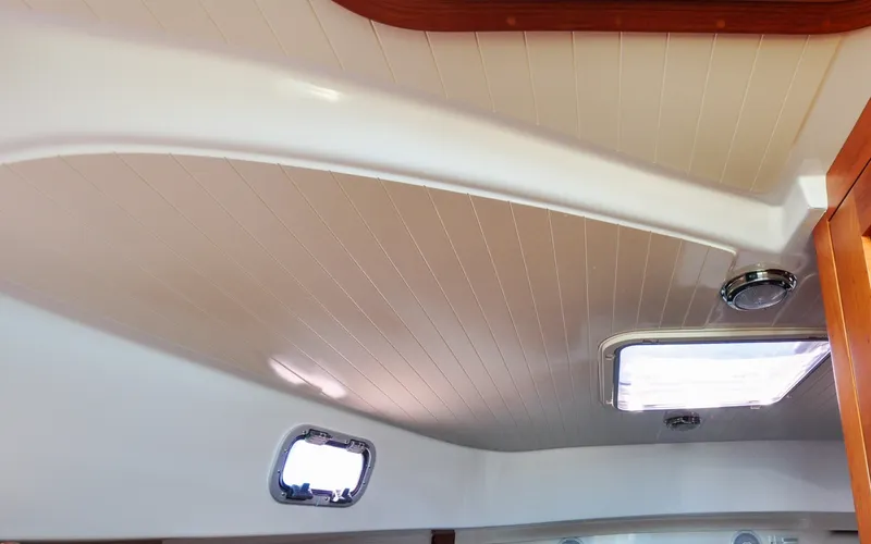 Slide: The Image of Hunt Surfhunter 29 - Judith Ann Interior ceiling of 2005 Hunt Yachts Surfhunter 29, featuring wood accents and portholes. - 6302531