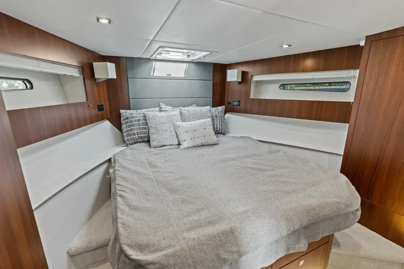 Slide: The Image of Cruisers 42 SARGAM - Stateroom Bow Cruisers 42 SARGAM - Stateroom Bow - 7080156