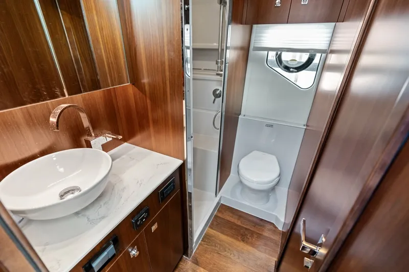 Slide: The Image of Cruisers 42 SARGAM - Stateroom Head Cruisers 42 SARGAM - Stateroom Head - 7080162