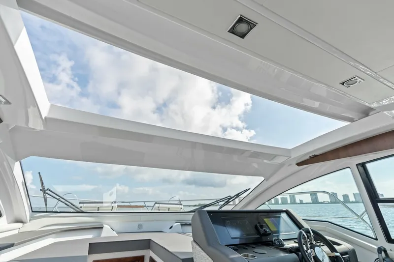 Slide: The Image of Cruisers 42 SARGAM - Helm Cruisers 42 SARGAM - Helm - 7080174