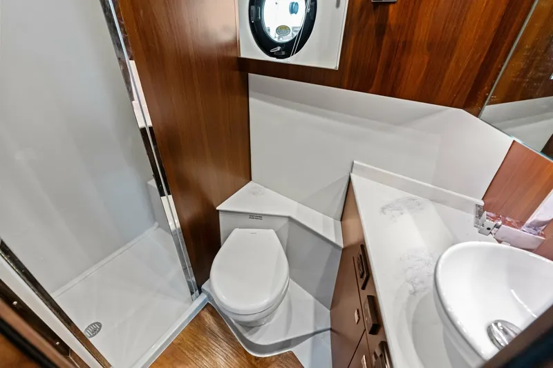 Slide: The Image of Cruisers 42 SARGAM - Stateroom Head Cruisers 42 SARGAM - Stateroom Head - 7080159