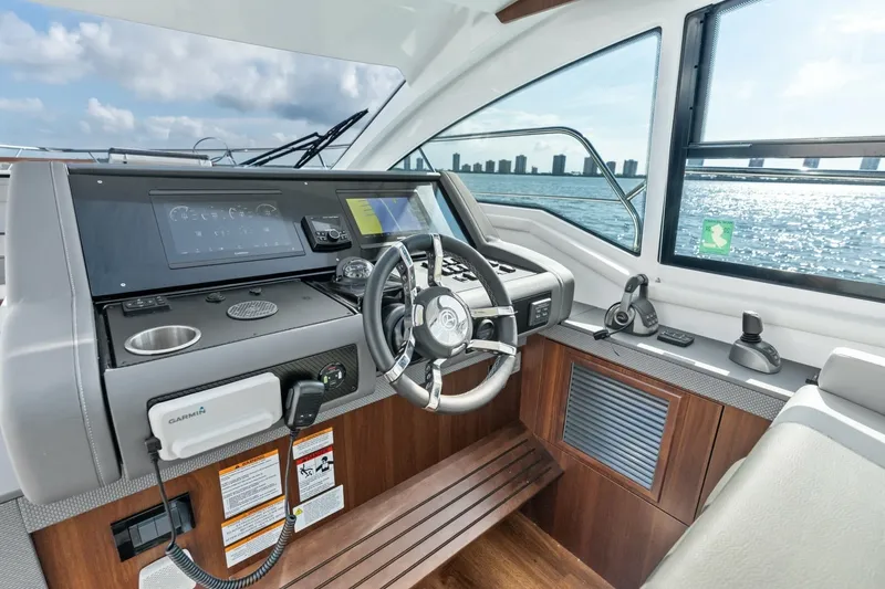 Slide: The Image of Cruisers 42 SARGAM - Helm Cruisers 42 SARGAM - Helm - 7683785