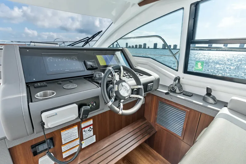Slide: The Image of Cruisers 42 SARGAM - Helm Cruisers 42 SARGAM - Helm - 7080172