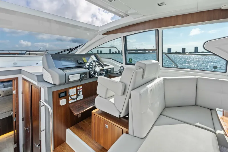 Slide: The Image of Cruisers 42 SARGAM - Helm Cruisers 42 SARGAM - Helm - 7080171
