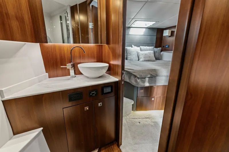 Slide: The Image of Cruisers 42 SARGAM - Stateroom Head Cruisers 42 SARGAM - Stateroom Head - 7080160