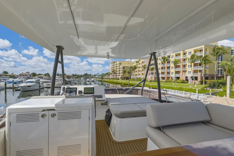 Slide: The Image of Prestige 52 Fly 2022 - 6306874