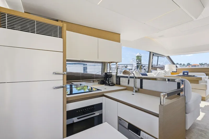 Slide: The Image of Prestige 52 Fly 2022 - 6306953
