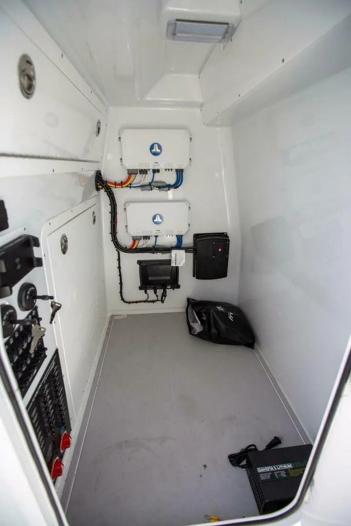 Slide: The Image of Freeman 28 Bay Hybrid 2023 - 6307105