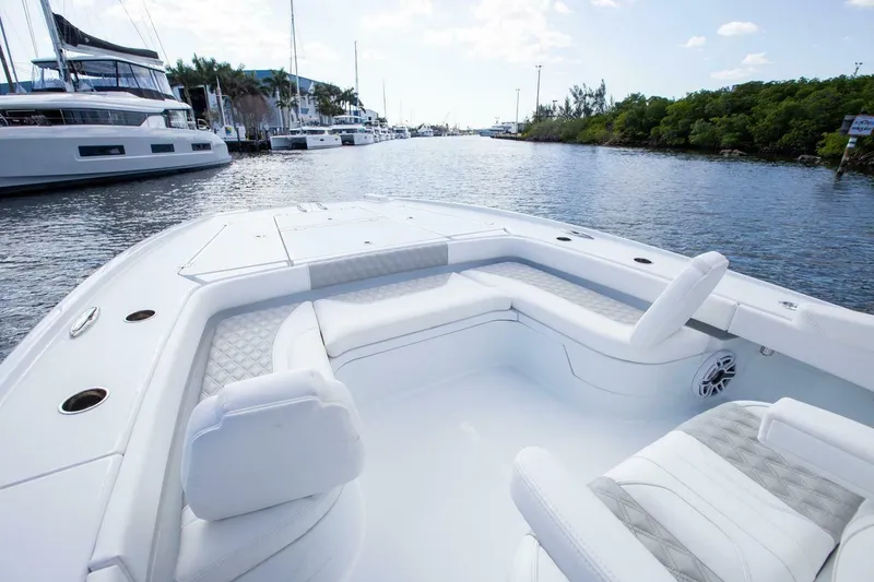Slide: The Image of Freeman 28 Bay Hybrid 2023 - 6307116