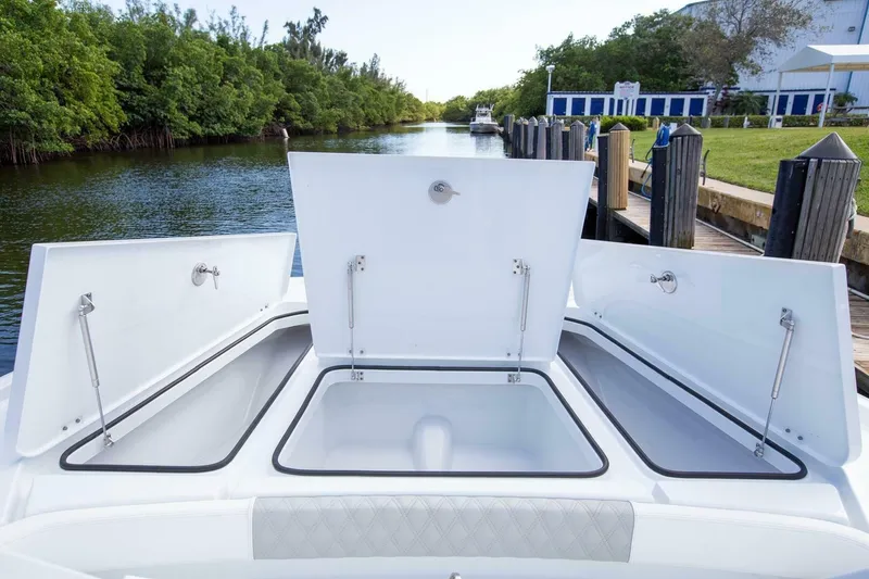 Slide: The Image of Freeman 28 Bay Hybrid 2023 - 6307119