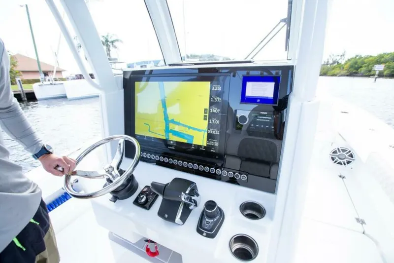 Slide: The Image of Freeman 28 Bay Hybrid 2023 - 7383515