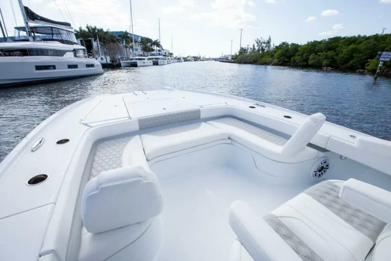 Slide: The Image of Freeman 28 Bay Hybrid 2023 - 7383507