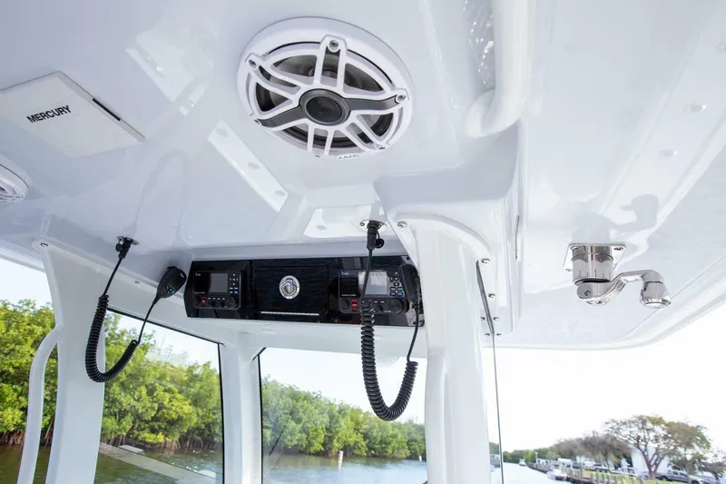 Slide: The Image of Freeman 28 Bay Hybrid 2023 - 6307101