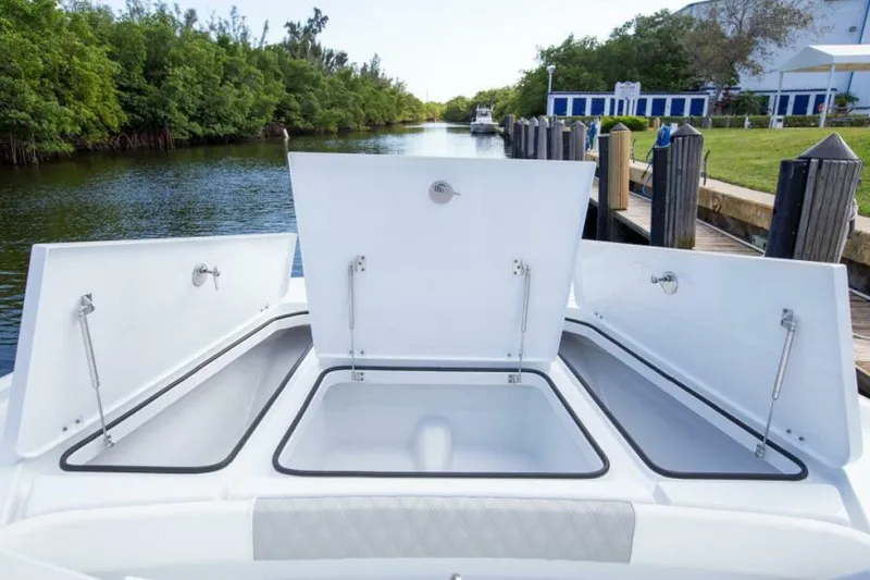 Slide: The Image of Freeman 28 Bay Hybrid 2023 - 7383510