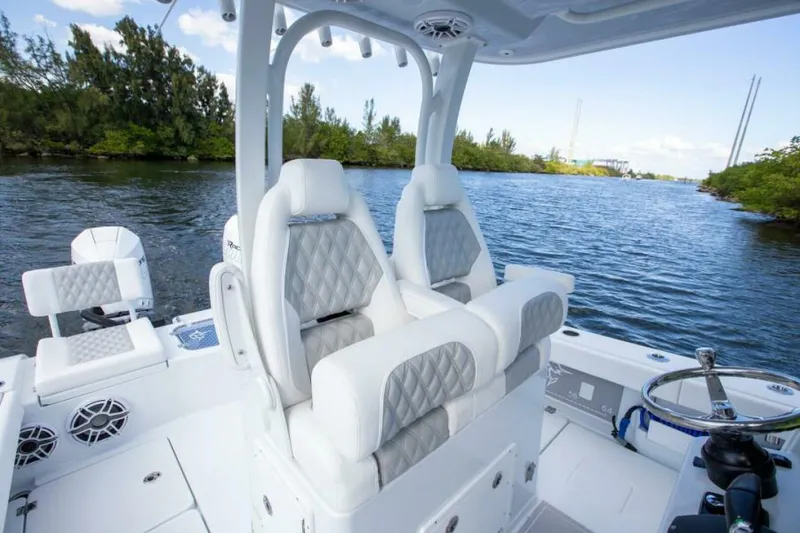 Slide: The Image of Freeman 28 Bay Hybrid 2023 - 7383509