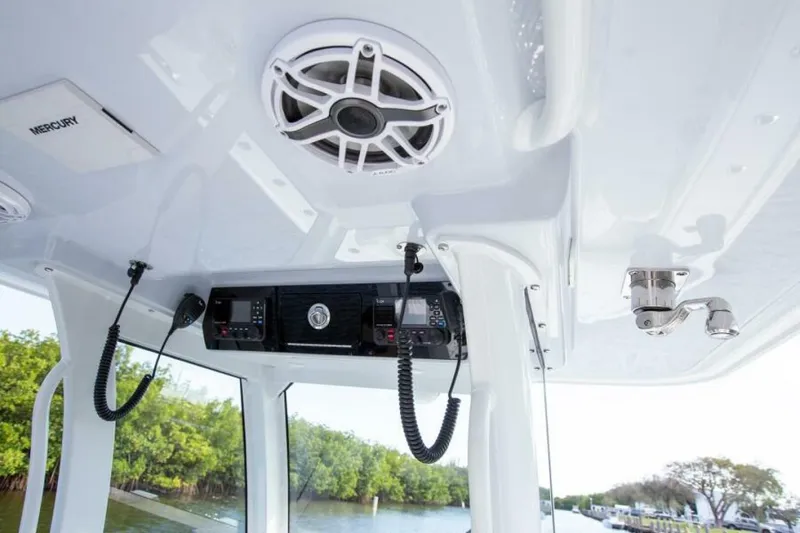Slide: The Image of Freeman 28 Bay Hybrid 2023 - 7383518
