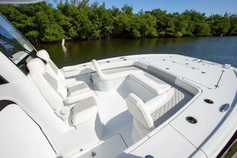 Slide: The Image of Freeman 28 Bay Hybrid 2023 - 7383504