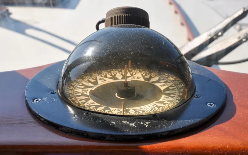 Slide: The Image of 1958 Bunker and Ellis 42 | Aleria Vintage compass on 1958 Bunker and Ellis 42 boat, showcasing nautical navigation. - 6307484