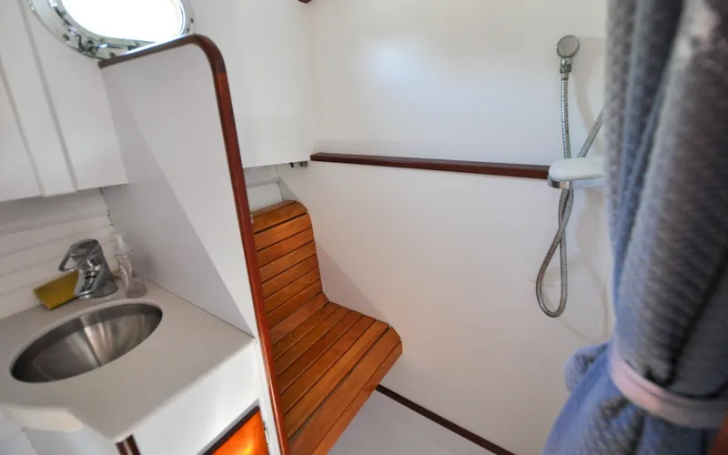 Slide: The Image of 1958 Bunker and Ellis 42 | Aleria Vintage 1958 Bunker and Ellis 42 yacht bathroom with wooden seat and shower. - 6307498