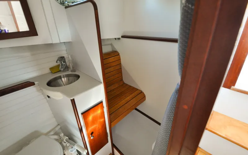 Slide: The Image of 1958 Bunker and Ellis 42 | Aleria Vintage 1958 Bunker and Ellis 42 yacht bathroom with wooden seat and shower. - 6307458