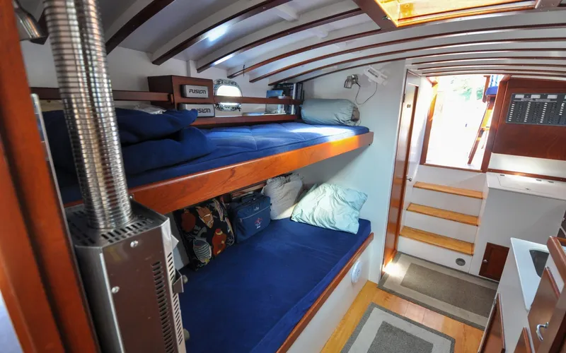 Slide: The Image of 1958 Bunker and Ellis 42 | Aleria Interior of a 1958 Bunker and Ellis 42 boat with cozy blue bunk beds. - 6307502