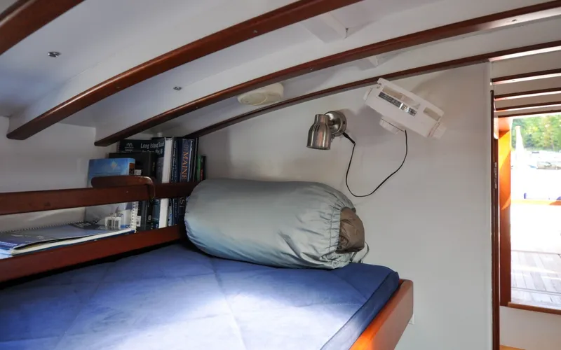Slide: The Image of 1958 Bunker and Ellis 42 | Aleria Cozy cabin interior of 1958 Bunker and Ellis 42 boat with books and bedding. - 6307505