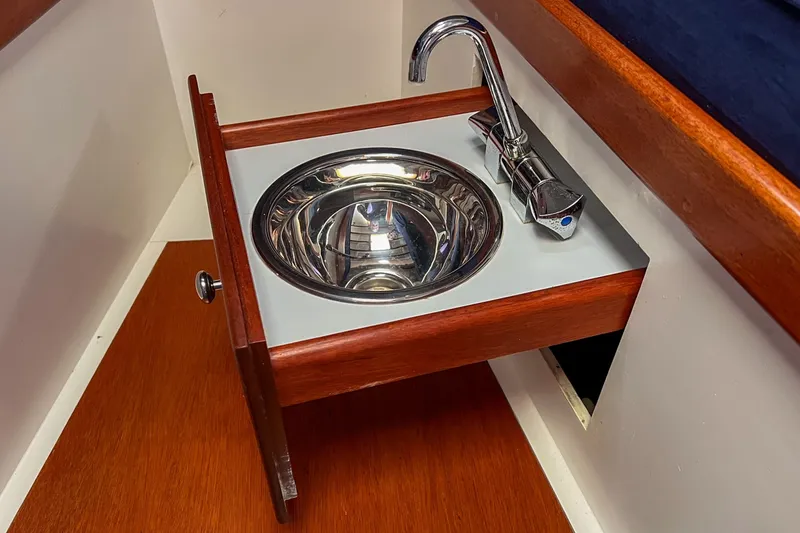 Slide: The Image of 1958 Bunker and Ellis 42 | Aleria Stainless steel sink with wooden trim in 1958 Bunker and Ellis 42 boat. - 6307450