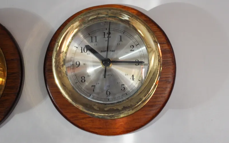Slide: The Image of 1958 Bunker and Ellis 42 | Aleria Vintage ship clock with brass trim on wooden mount, Bunker and Ellis 42, 1958 model. - 6307519