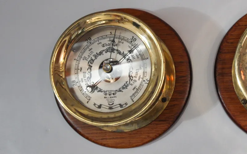 Slide: The Image of 1958 Bunker and Ellis 42 | Aleria Vintage brass barometer on wooden mount, Bunker and Ellis 42, 1958 model. - 6307520