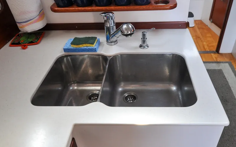 Slide: The Image of 1958 Bunker and Ellis 42 | Aleria Stainless steel double sink with faucet on a Bunker and Ellis 42, 1958 model boat. - 6307525