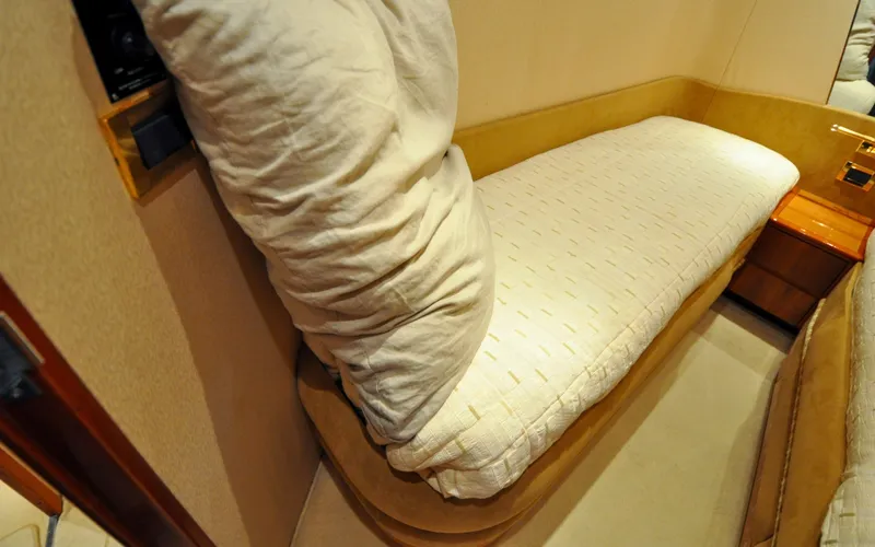Slide: The Image of 1996 Azimut 54 | Calmati Cozy cabin bed in 1996 Azimut Cinquantaquattro yacht interior. - 6308939