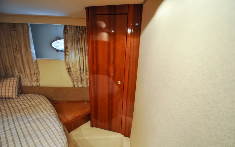Slide: The Image of 1996 Azimut 54 | Calmati Interior of 1996 Azimut Cinquantaquattro yacht with wooden cabinet and bed. - 6308961