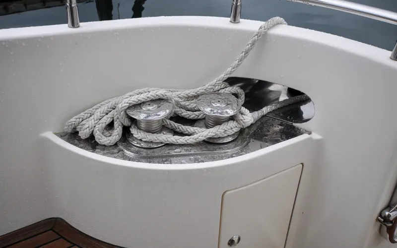Slide: The Image of 1996 Azimut 54 | Calmati Rope and winch on 1996 Azimut Cinquantaquattro yacht deck, close-up view. - 6308863