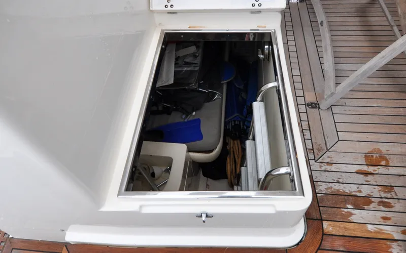 Slide: The Image of 1996 Azimut 54 | Calmati Storage compartment on 1996 Azimut Cinquantaquattro yacht, featuring various boating equipment. - 6308833