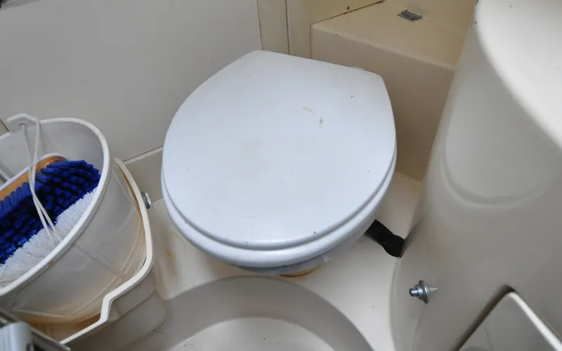 Slide: The Image of 1996 Azimut 54 | Calmati Boat bathroom with toilet and cleaning supplies, Azimut Cinquantaquattro 1996. - 6308835