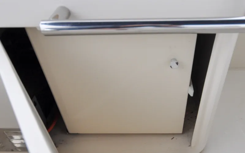 Slide: The Image of 1996 Azimut 54 | Calmati Cabinet detail on a 1996 Azimut Cinquantaquattro yacht, featuring a chrome handle. - 6308903