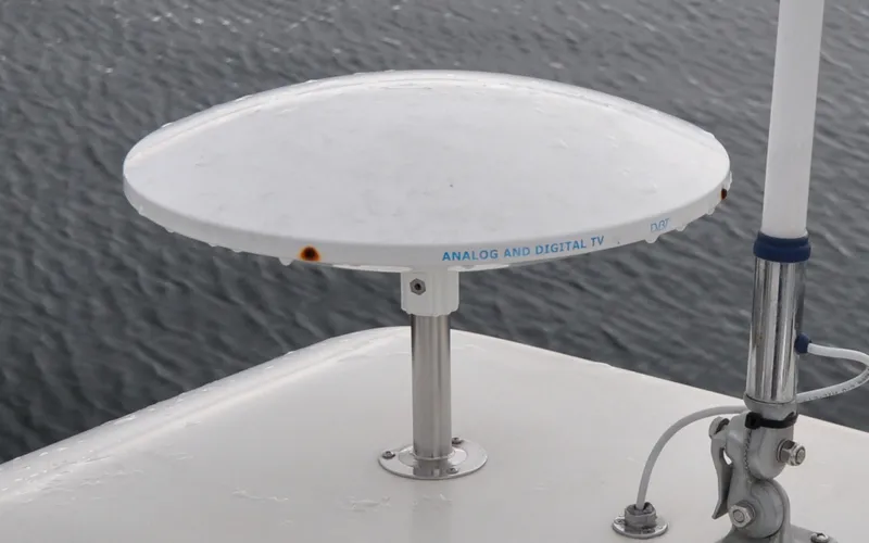 Slide: The Image of 1996 Azimut 54 | Calmati Analog and digital TV antenna on 1996 Azimut Cinquantaquattro yacht. - 6308911