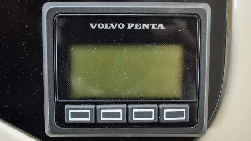 Slide: The Image of 1996 Azimut 54 | Calmati Volvo Penta display on 1996 Azimut 54 yacht dashboard. - 6309007