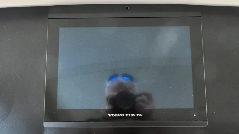 Slide: The Image of 1996 Azimut 54 | Calmati Volvo Penta display screen on 1996 Azimut 54 yacht dashboard. - 6308997