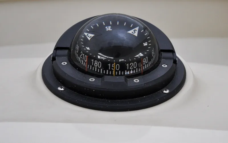 Slide: The Image of 1996 Azimut 54 | Calmati Compass on 1996 Azimut Cinquantaquattro yacht, displaying cardinal directions and degrees. - 6308922