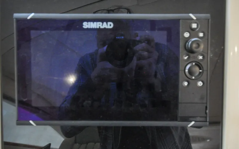 Slide: The Image of 1996 Azimut 54 | Calmati Simrad marine display on 1996 Azimut Cinquantaquattro yacht dashboard. - 6308917