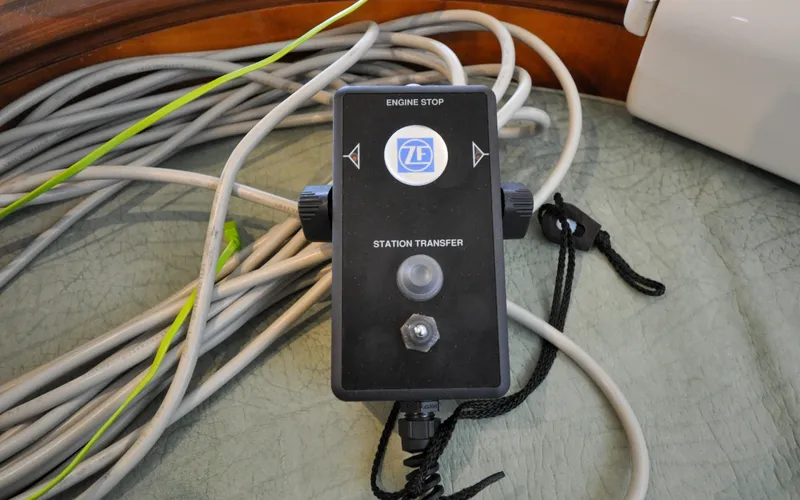 Slide: The Image of 1996 Azimut 54 | Calmati Control panel with cables on a 1996 Azimut Cinquantaquattro yacht. - 6308932