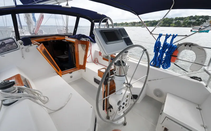 Slide: The Image of 1993 Catalina 42 | Kanga Cockpit of a 1993 Catalina 42 sailboat with steering wheel and navigation equipment. - 6318882