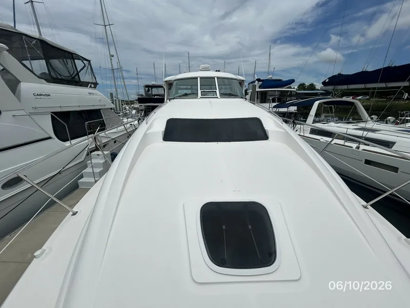 Slide: The Image of 39' Sea Ray foredeck aft - 6331009