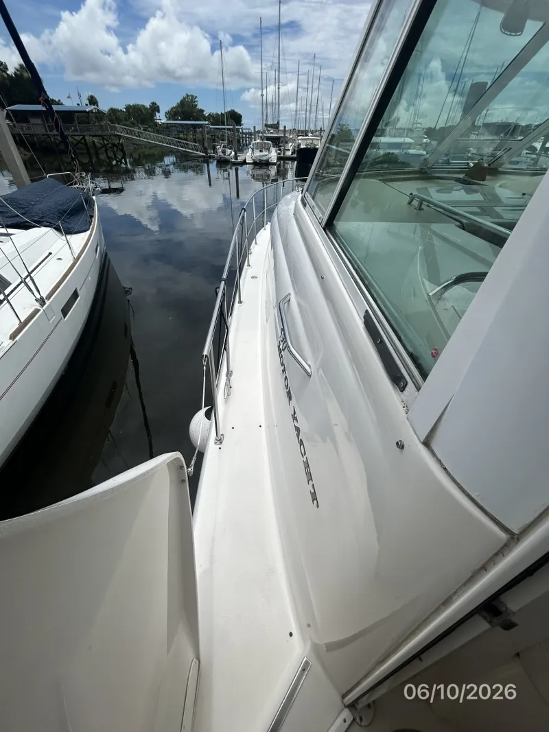 Slide: The Image of 39' Sea Ray port side deck2 - 6331032