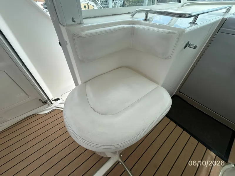 Slide: The Image of 39' Sea Ray sundeck port seating - 6331050
